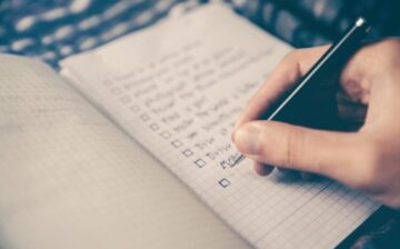 hand writing checklist for moving