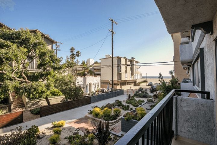 apartment in the city of Los Angeles with beach views