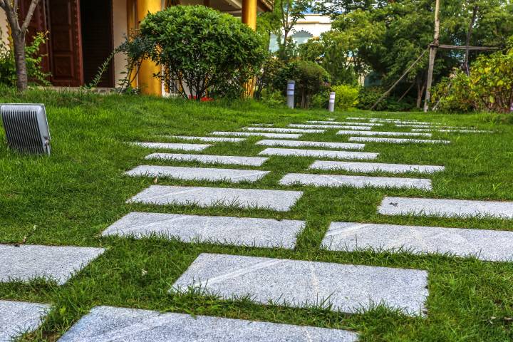 Pathway made of Porcelain pavers