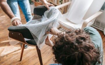 couple protecting a sillon with plastic