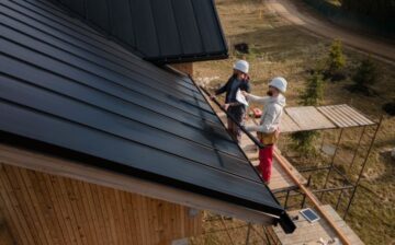 roofers working with hermets