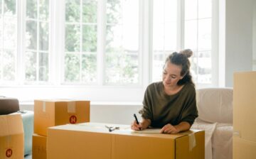 woman packing moving boxes for chicago