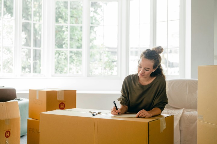 woman packing moving box for chicago